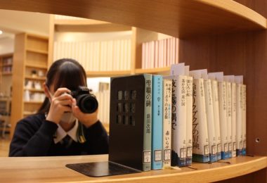 Photo Club_S2_Ririko.H.図書室で・・写真部って感じ