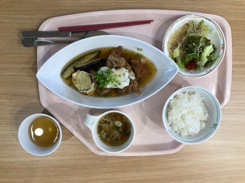 「鶏唐揚げ・野菜の揚げ出し風」箸の位置、バラバラです。とにかくおいしかった。