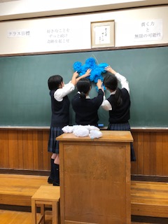 本日の放課後、教室の飾り付けが始まりました。