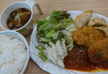 10月15日_ひと口ヒレカツ トマトソースかけと揚げ肉餃子_サラダ_ワンタンスープ