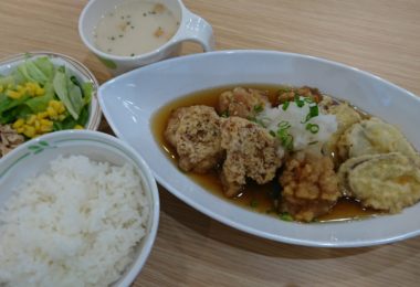 10月16日_鶏唐揚げと野菜天の揚げ出し_ツナサラダ_チキンクリームスープ