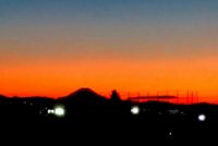 夕焼けに浮かぶ富士山が見えました