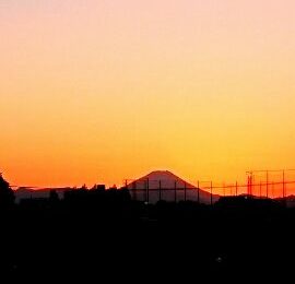 説明会が終了の頃、夕焼け空に富士山