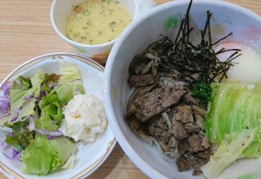 11月11日_豚肉塩ダレ丼温玉のせ_ポテトサラダ_スープ