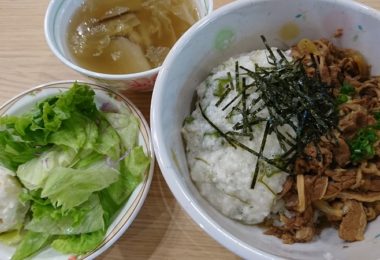 11月20日_牛丼＆山芋とろろかけ_サラダ_野菜スープ
