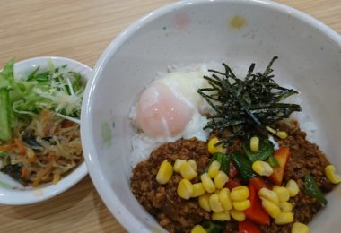 11月27日_ピリ辛肉味噌_サラダ_#カレー類300円