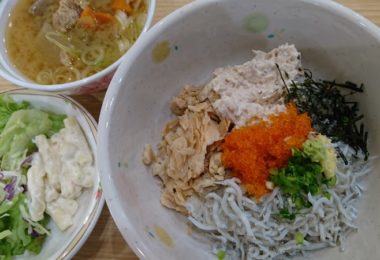 12月6日_ツナマヨ・鮭そぼろ・しらすの三色丼_野菜たっぷり豚汁_マカロニサラダ_#定食350円　