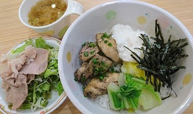 12月11日_鶏塩だれ焼と山芋トロロかけ丼_豚しゃぶサラダ_味噌汁_#定食350円