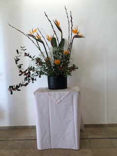 エントランスで瑩心流家元の生け花が飾られています。