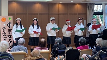 合唱部は12月24日に、シルバーシティ石神井北館でクリスマスコンサートを行いました。