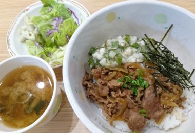 1月15日_牛肉炒めとオクラ・山芋とろろ丼_ペンネサラダ_味噌汁_#定食350円　