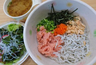 ねぎトロ・釡揚げしらす・焼鮭の三色丼_わかめサラダ_味噌汁#定食350円　