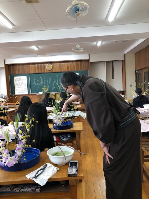 土曜授業、「華道」のワンシーン。生徒の作品を家元がアドバイスをしています。授業の中で本校の生徒らしさが育まれていく・・・。