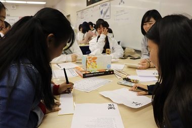 現地校の生徒に漢字を教える様子