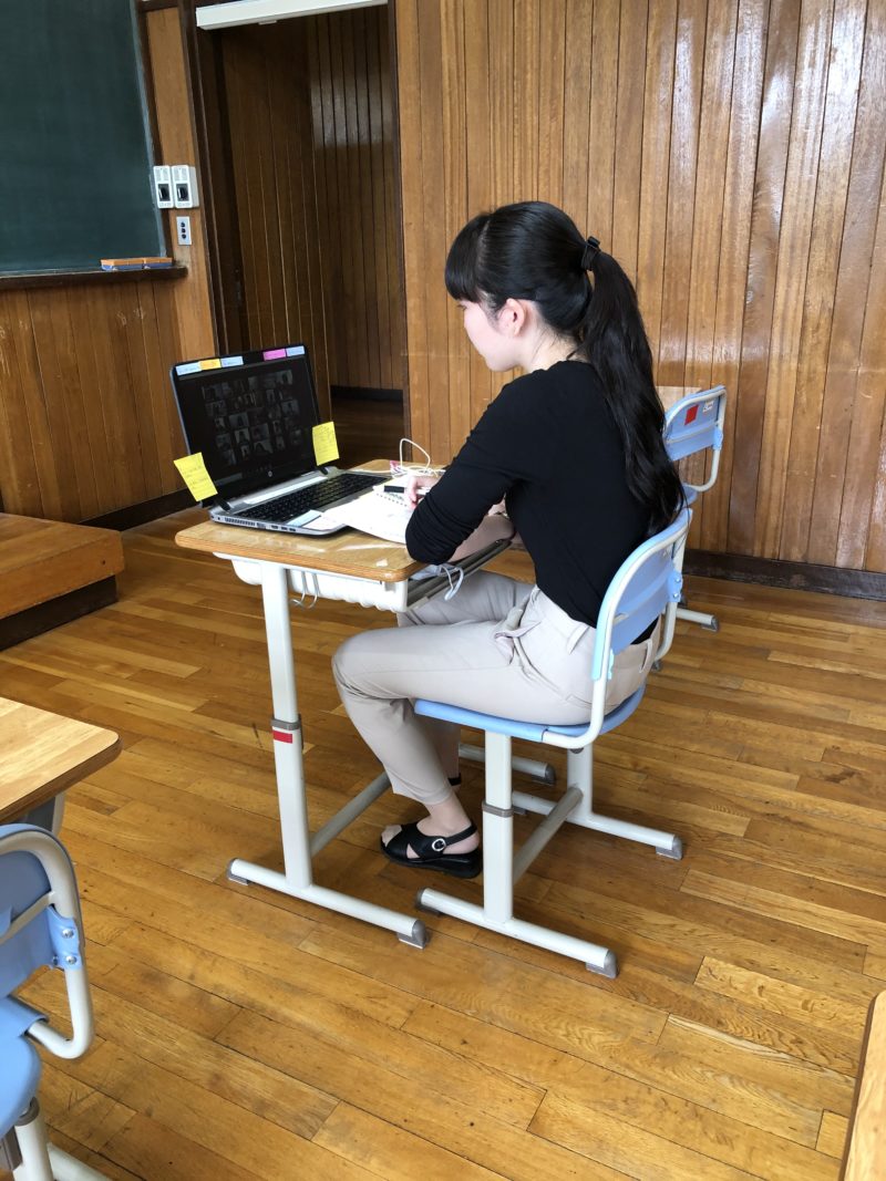 この4月本校に着任した新人教諭が中学生とオンラインでコミュニケーションをとっています。