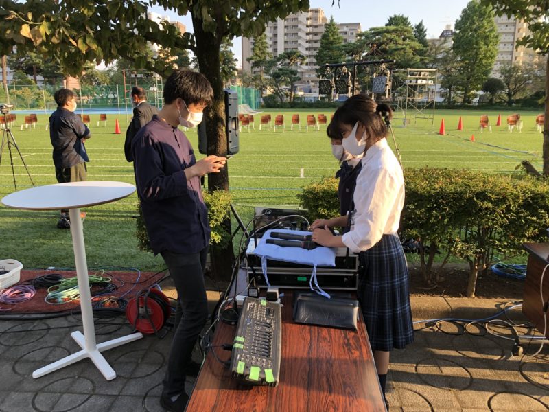「ななめの関係」・・・明るい段階で、学生から機材の扱いの説明を受ける本校生徒