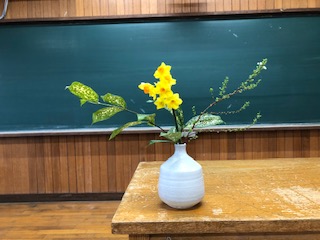 面接者控室での生花。受験生が緊張から解放されるようにと思い、飾りました。