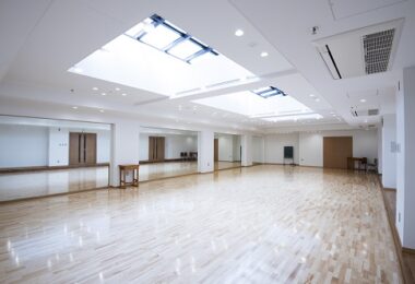 地下1階ですが自然光で明るいダンススタジオです