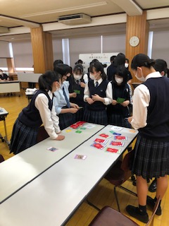 プロジェクトの達成と、「世界の状況メーター」のバランスをどのようにとっていくのか・・・みんなで協議(かなり密ですが・・マスク決して外さない。事後、手洗いうがいはちゃんとやってくださいね)