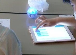 「Sphero SPRK+」というボール型ロボットを操作する体験