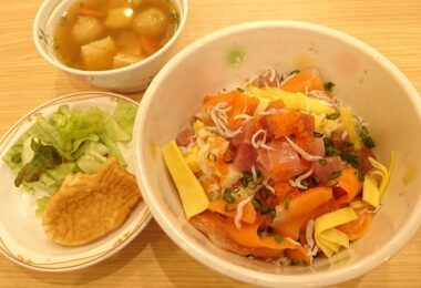 3月３日の桜カフェランチ_海鮮あられ丼_petitたい焼きが美味しさを演出します！￥350