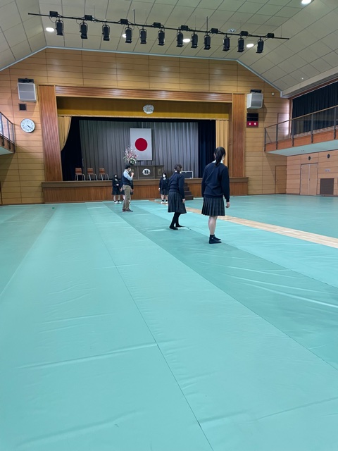 卒業式(6日)を控え、在校生たちが、会場づくりをしています。(本文とは関係ありません)