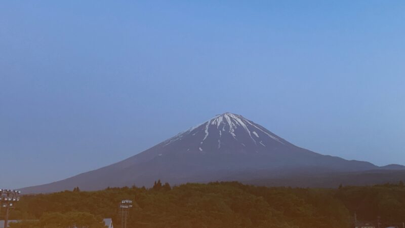 「富士山キャンプ」宿舎近くから夕方撮った富士山です。三日間、晴天で神々しい芙蓉峰を堪能できました。