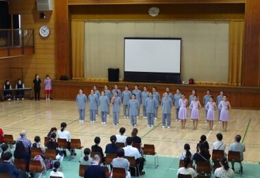 生徒活動報告はダンス部の演技披露です