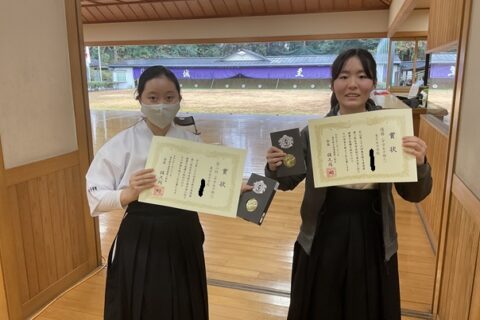弓道部の中学生が東京都弓道連盟第三地区中学高校生大会で優勝しました。