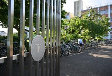 Photo Club_S1_Kokona.W_校門と自転車